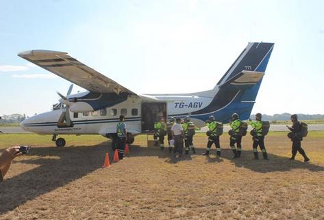 Veinte bomberos se gradúan de paracaidistas