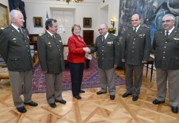 La Presidente Michelle Bachelet recibió a directiva nacional de Bomberos