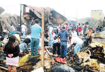 Incendio arrasa con más de 20 puestos en mercado Santa Rosa de Paita