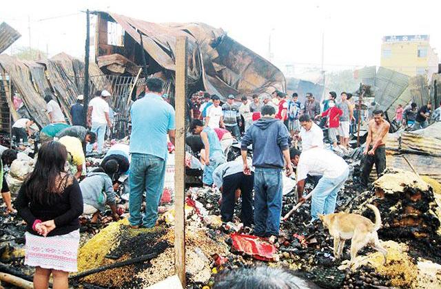 Incendio arrasa con más de 20 puestos en mercado Santa Rosa de Paita