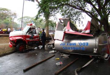 Espectacular colisión entre una camioneta y un móvil de bombero: 5 heridos