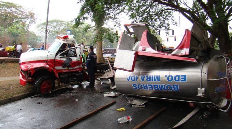 Espectacular colisión entre una camioneta y un móvil de bombero: 5 heridos