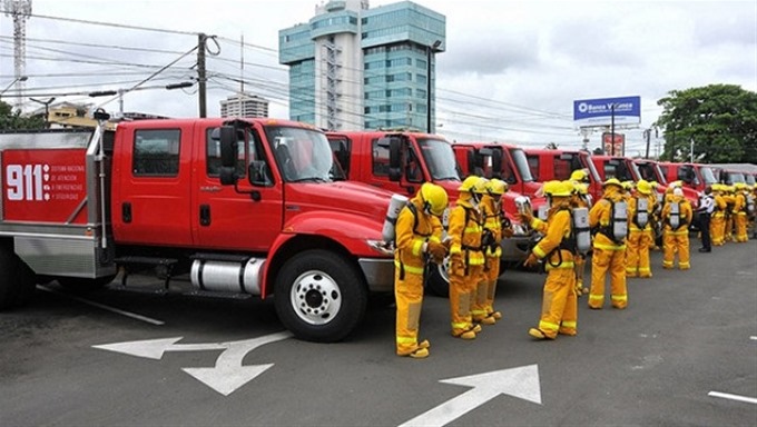 Entrega de 13 camiones al cuerpo de bomberos de Santo Domingo