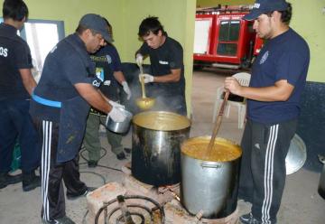 Bomberos hicieron locro para el día del trabajador