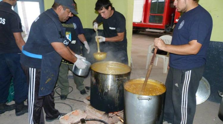 Bomberos hicieron locro para el día del trabajador