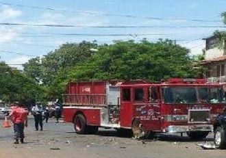 Automóvil impacta a un camión de bomberos