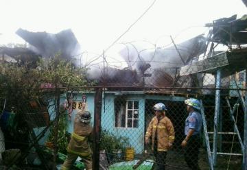 Incendio consume tres casas en Viejo Veranillo