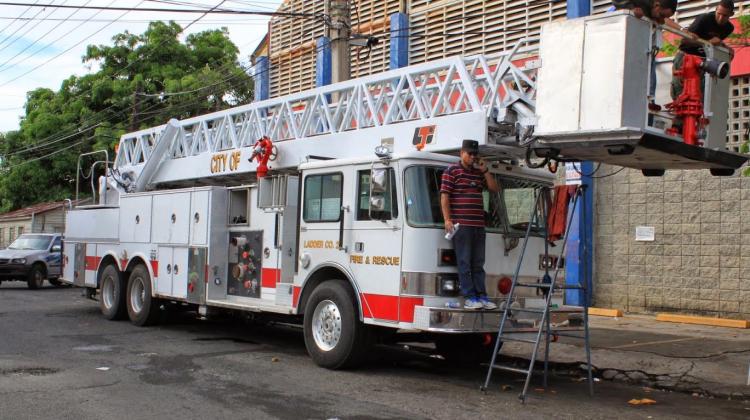 El cuerpo de Bomberos SFM adquiere moderno camión-escalera