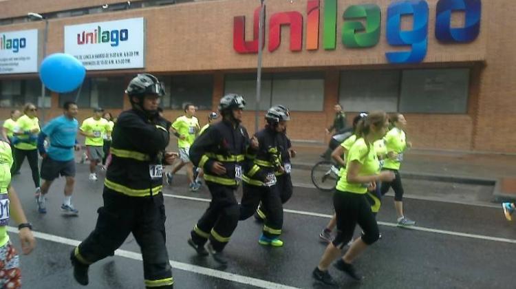 Bomberos participan en carrera atlética