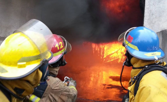 Jornada de capacitación en técnicas de combate y contención de incendios estructurales por ventilación