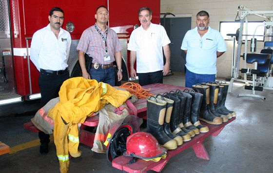 Donan texanos equipo a Bomberos de Camargo