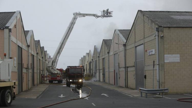 Incendio en el polígono de Júndiz destruye seis naves