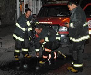 Sufren quemaduras 4 bomberos en explosión