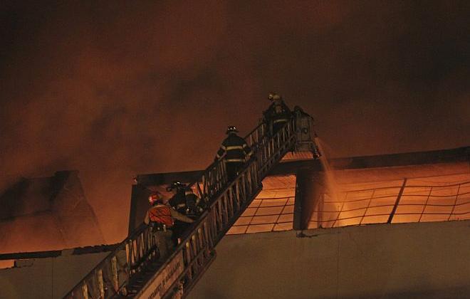 Consume voraz incendio el mercado Corona de Guadalajara