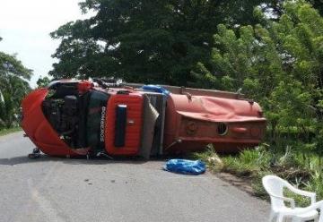 Carro de bomberos choca contra tres búfalos