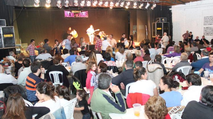 Numeroso público en la peña a beneficio de los Bomberos Voluntarios