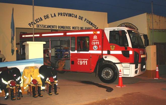 Entregaron moderna una autobomba al Dto de Bomberos Ingeniero Juárez