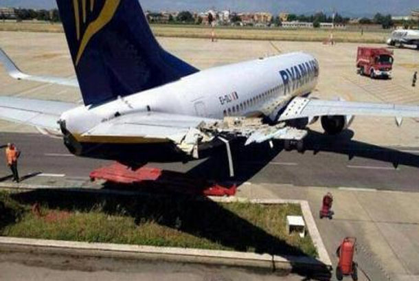 Un Boeing 737 chocó contra un edificio de bomberos Un Boeing 737 chocó contra un edificio de bomberos