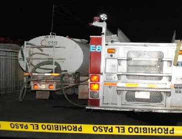 Cuatro bomberos lesionados en incendio de auto y tanque de gas