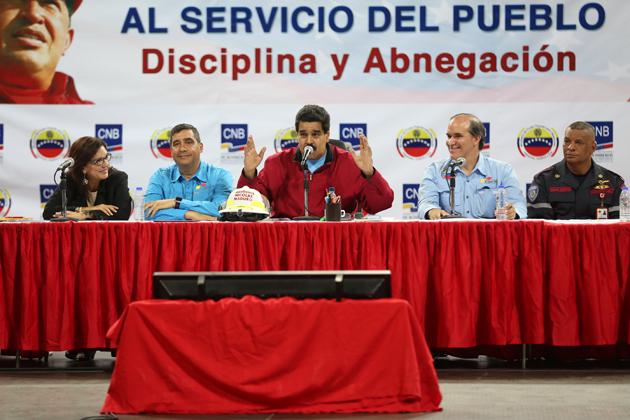 Maduro crea academia de bomberos con rango universitario y aprueba homologación salarial
