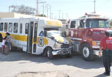 Choca unidad de bombero y un bus