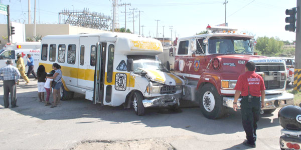 Choca unidad de bombero y un bus
