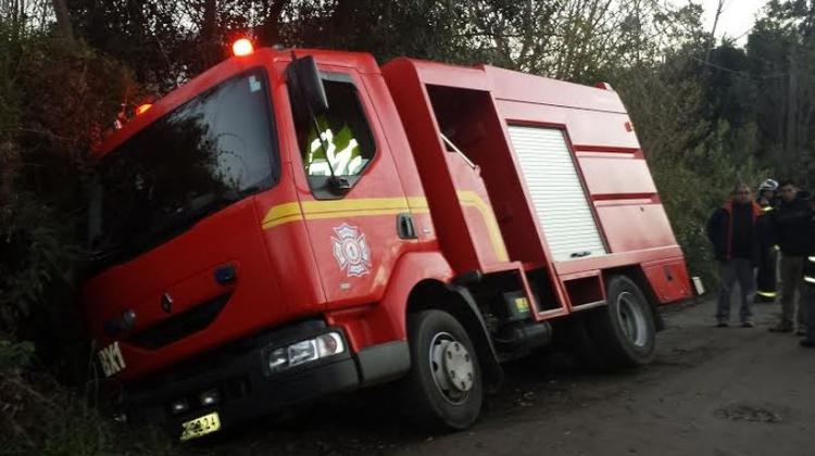 Carro de bomberos casi cayó a una banquina mientras se trasladaba a un falso llamado de incendio