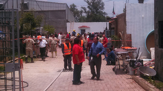 Mueren dos bomberos y cuatro civiles en pozo de Jalisco