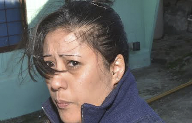 Una mujer bombero rescató de un incendio a un chico que está grave