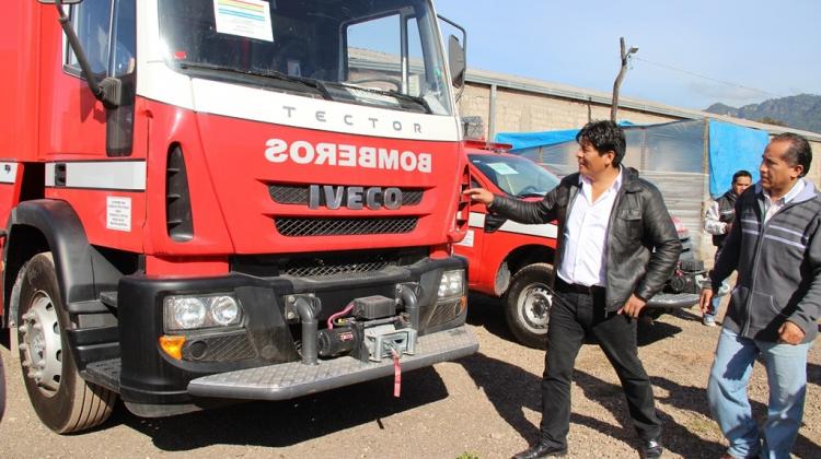 Rengifo presenta carros de bomberos e inspecciona construcción de estación