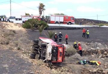 Un camión de bomberos vuelca tras chocar contra un coche cerca de Mácher