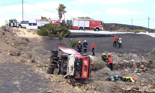 Un camión de bomberos vuelca tras chocar contra un coche cerca de Mácher