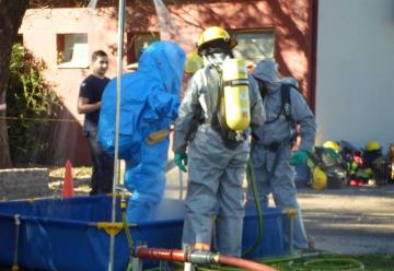 Bomberos Voluntarios en una práctica de materiales peligrosos