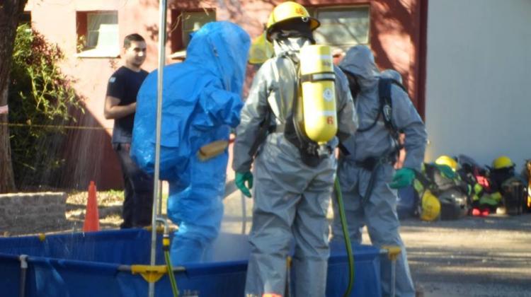 Bomberos Voluntarios en una práctica de materiales peligrosos