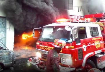 Gran incendio en depósito de llantas en San Martín de Porres