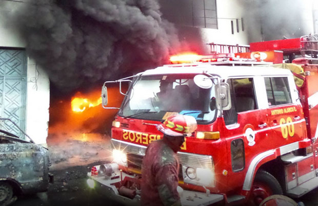 Gran incendio en depósito de llantas en San Martín de Porres