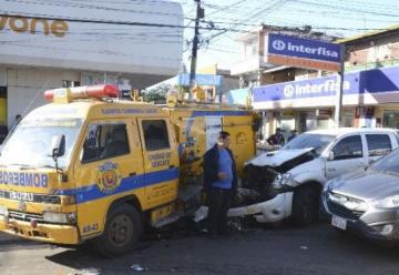 Carro de bomberos envuelto en un cuádruple choque