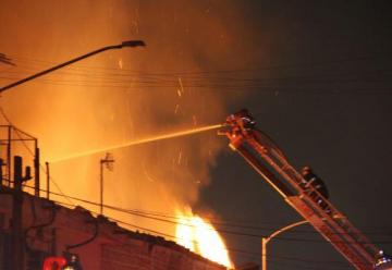 Incendio en bodega no da tregua a bomberos