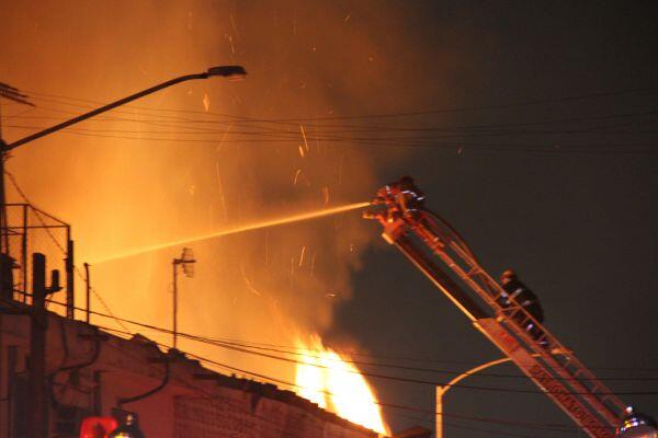 Incendio en bodega no da tregua a bomberos