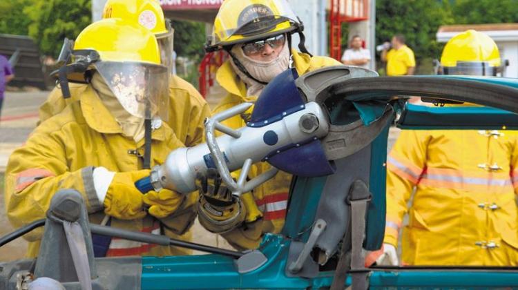 A los 58 años cumplió sueño de ser bombera por un día