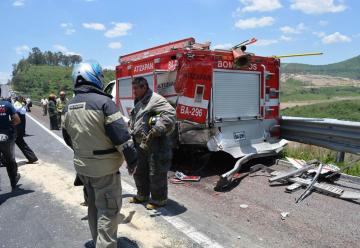 Un tráiler sin frenos impactó sobre los vehículos de emergencias