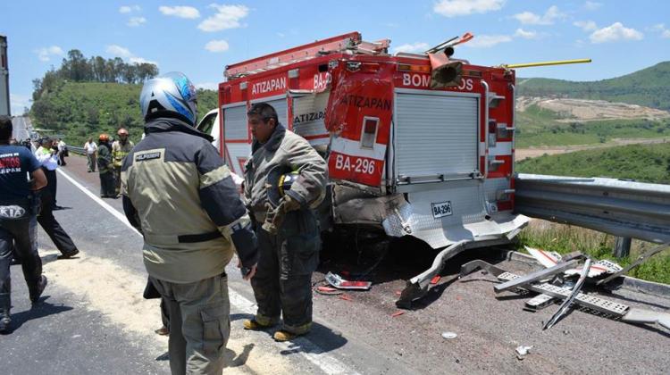 Un tráiler sin frenos impactó sobre los vehículos de emergencias