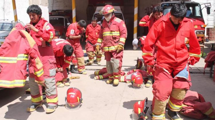 Bomberos requieren nuevos equipos con urgencia