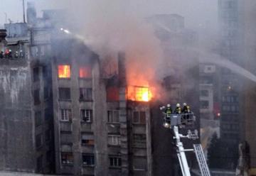 Incendio arraso tres pisos superiores de un edficio