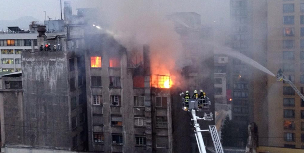 Incendio arraso tres pisos superiores de un edficio