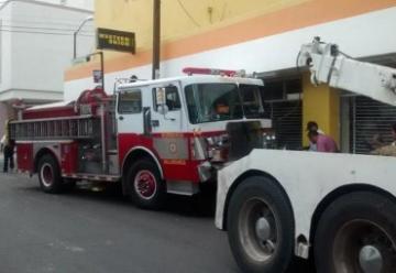 Camión de Bomberos choca contra autobús