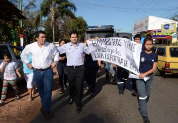 Miembros del cuerpo de Bomberos Voluntarios  marcharon contra desalojo