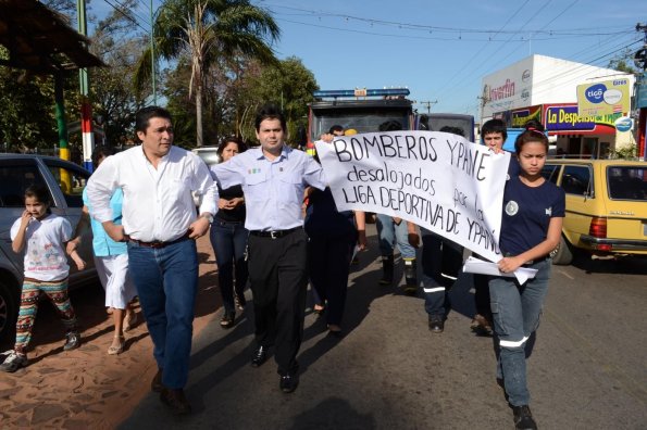 Miembros del cuerpo de Bomberos Voluntarios  marcharon contra desalojo