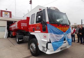 Bomberos Voluntarios de San Pedro, presento nuevo cisterna