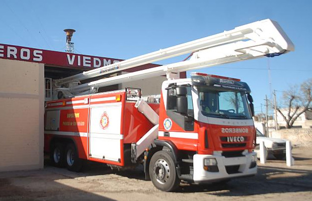 Bomberos de la Policia de Viedma recibio nueva autobomba con hidroelevador